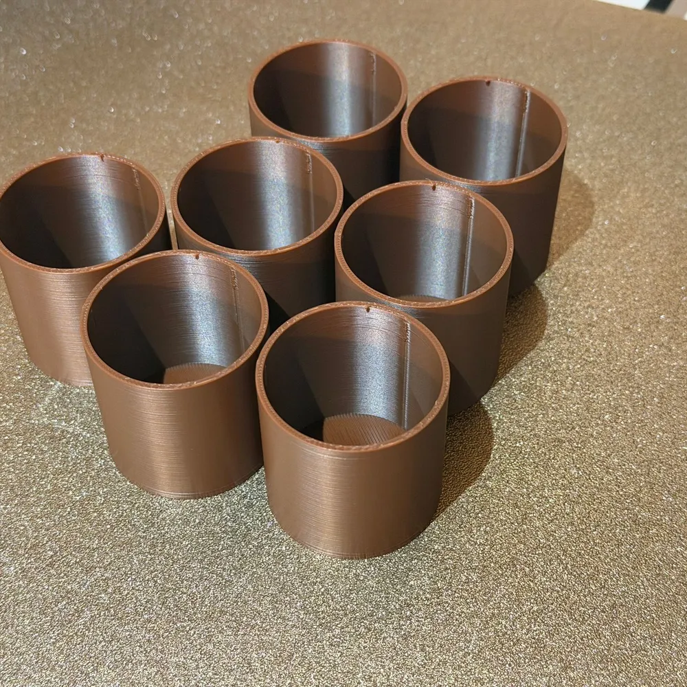 Fundes decoratives impresess en 3D en PETG marró per a vàlvules de radiador